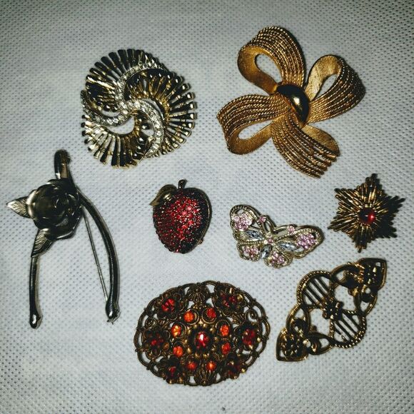 VINTAGE lot of 10 pins - Picture 1 of 5